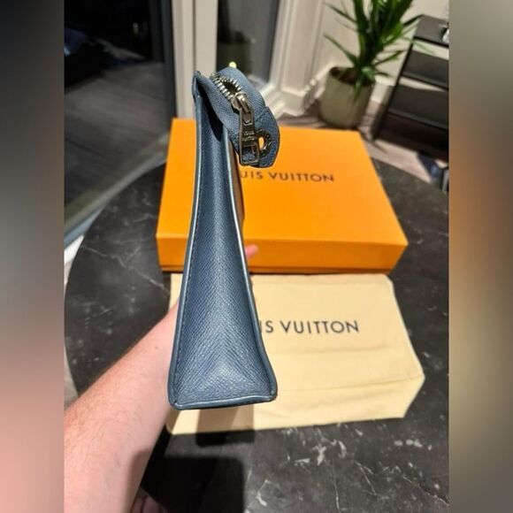 Louis Vuitton Pochette Taiga Leather - Picture 6 of 10